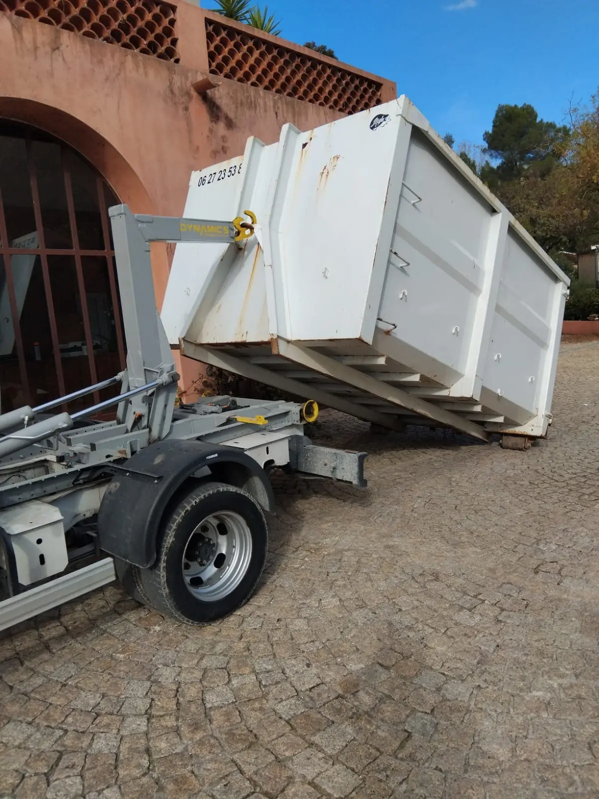 AD Location Bennes, spécialiste location benne à Nice, accompagne particuliers et professionnels pour l’évacuation des déchets, la récupération des gravats et le nettoyage fin de chantier avec un service rapide et soigné.