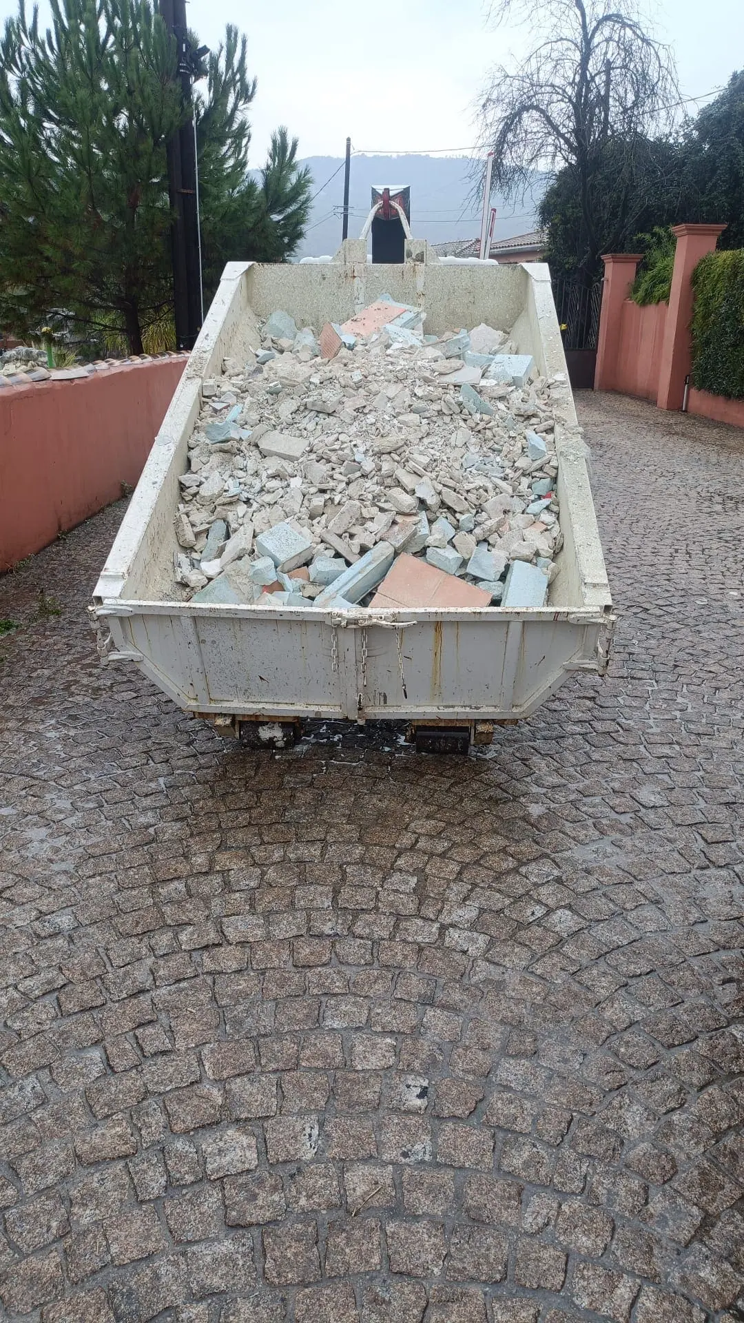 récupération des gravats en urgence sur Nice, enlèvement rapide béton, carrelage et résidus de maçonnerie pour sécuriser et fluidifier vos travaux