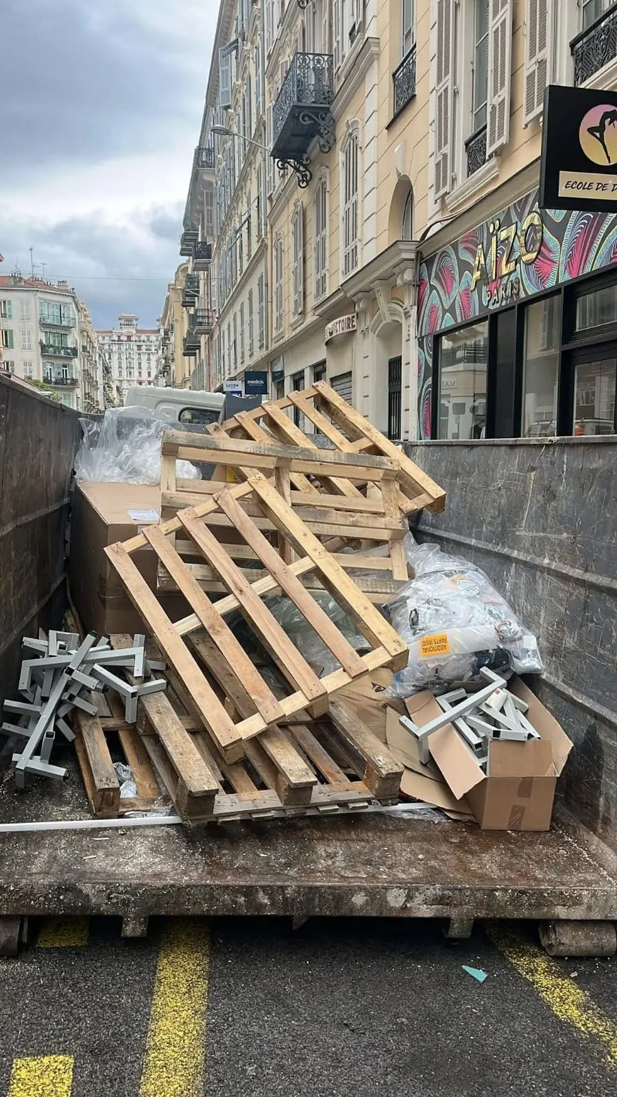 location de benne à Nice pour vider maisons, caves et locaux, évacuation encombrants rapide et simple pour particuliers et professionnels