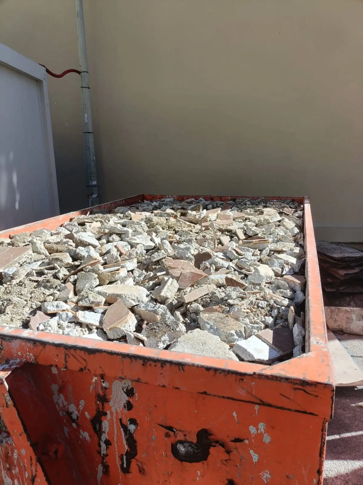 location de benne pour artisans et entreprises à Nice, gestion déchets de chantier, livraison ponctuelle et enlèvement rapide pour travaux professionnels